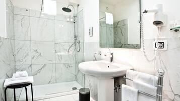 Douche, douche à « effet pluie », articles de toilette gratuits