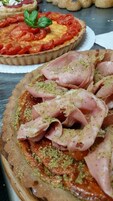 Μια πίτσα με σάλτσα ντομάτας, τυρί και φύλλα βασιλικού.