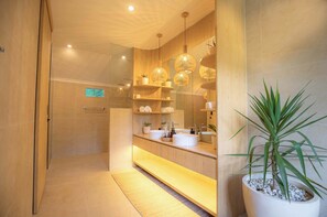 Private Pool Sanctuary Villa with Free Benefit | Kylpyhuoneen mukavuudet | Erillinen kylpyamme ja suihku, syvä kylpyamme, ilmaiset hygieniatuotteet