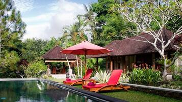 Kolam renang outdoor, dengan payung kolam renang dan kursi berjemur