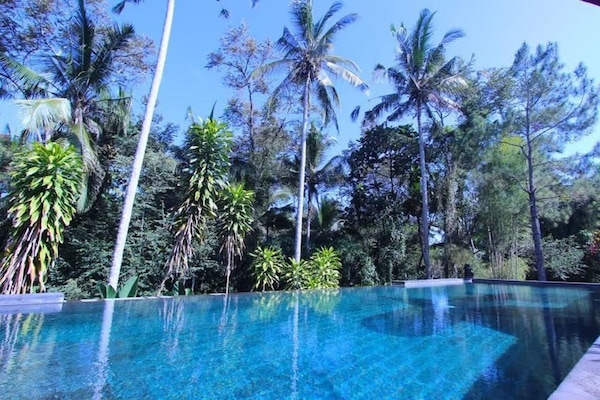 Piscina externa, guarda-sóis, espreguiçadeiras