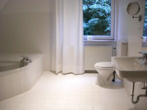 Classic Studio | Bathroom | Shower, towels