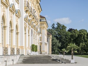 Un edificio imponente dall'architettura classica, con una facciata simmetrica, ampie finestre e un ingresso centrale preceduto da una scalinata.
