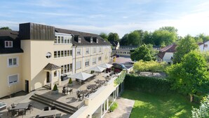 Un hôtel doté d’une terrasse extérieure, d’un patio couvert et offrant une vue sur le quartier environnant.