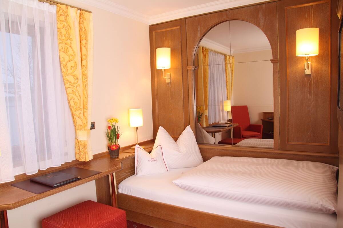 comfort single room | 1 bedroom, hypo-allergenic bedding, minibar, in-room safe