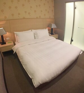 Standard Double Room | Desk, free WiFi - Royal Hotel (Taipei)
