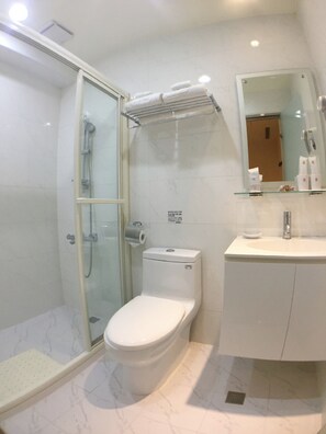 Single Room | Bathroom | Hair dryer, towels - Royal Hotel (Taipei)