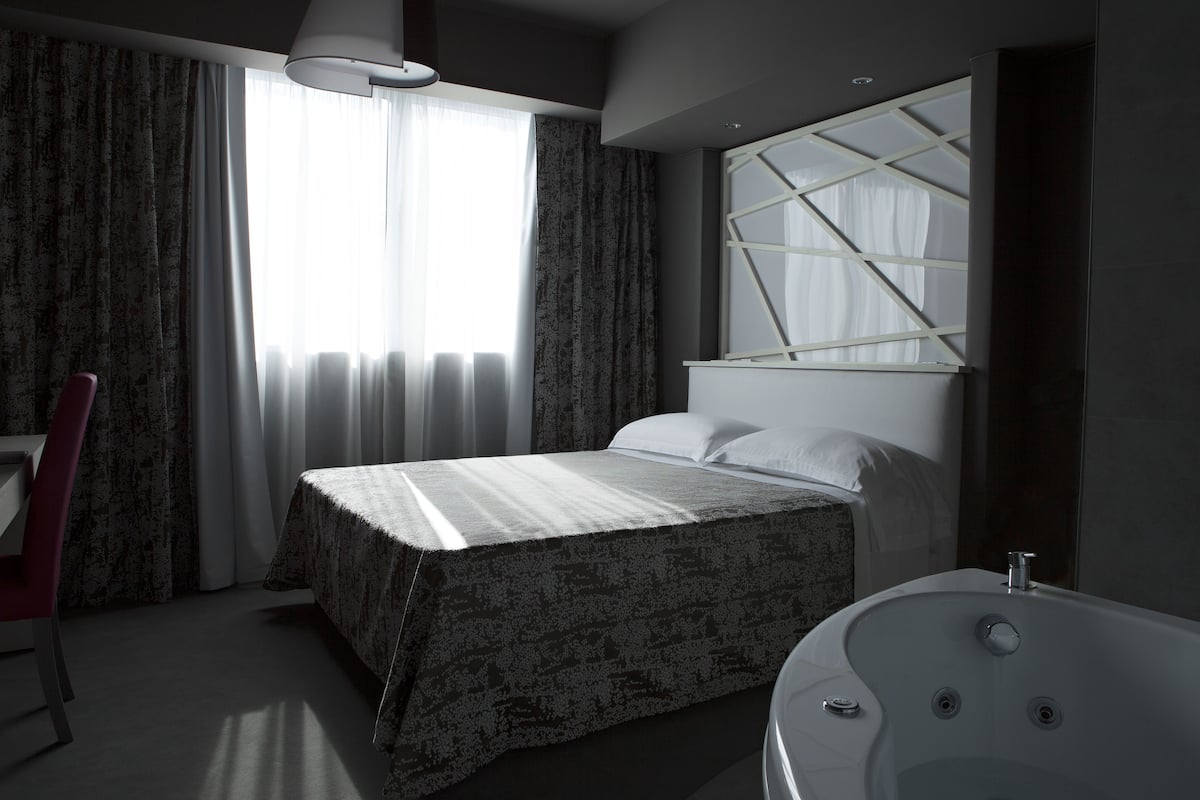 Suite Junior | Literie hypoallergĂ©nique, minibar, coffre-fort, systĂšme dâinsonorisation