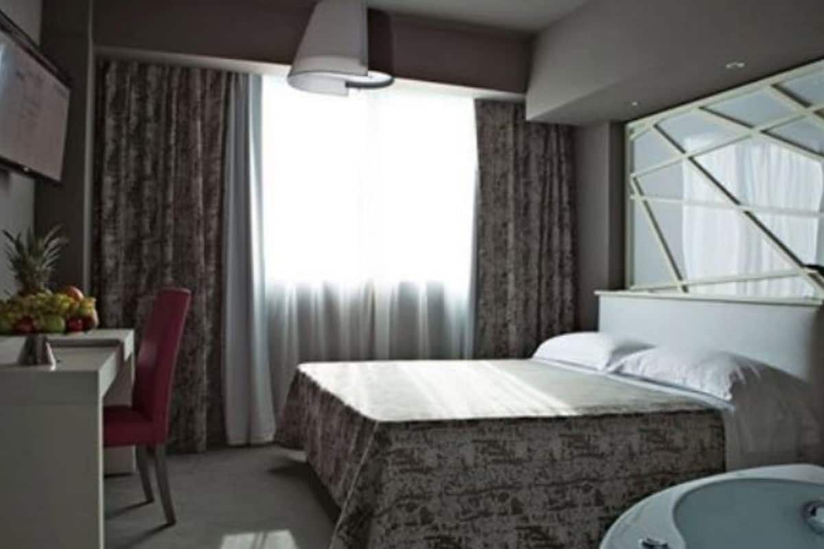 Habitación triple | Ropa de cama hipoalergénica, minibar, caja fuerte