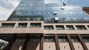 Un bâtiment moderne doté d’une façade en verre et de nombreuses fenêtres.