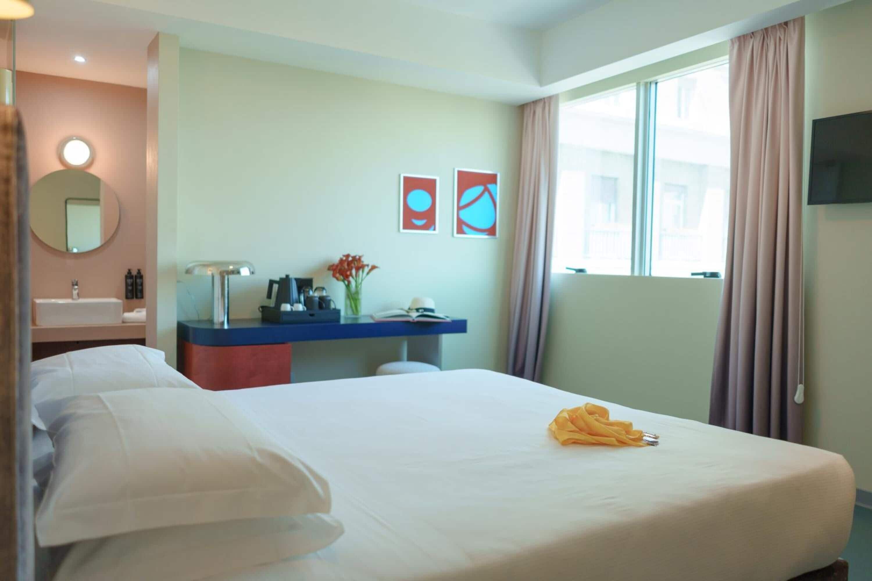 Hypo-allergenic bedding, minibar, in-room safe, soundproofing