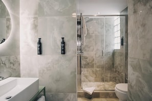 Douche, serviettes fournies