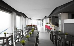 Phục vụ bữa trưa và bữa tối, đặc sản địa phương