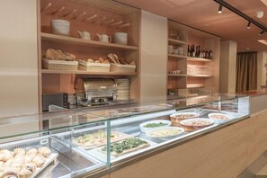 Aperto a pranzo e cena, cucina locale