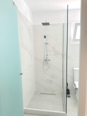 Luxury Studio Suite | Bathroom | Shower, free toiletries, hair dryer, towels - Falirala Central (Rhodes)