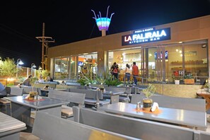 Desayuno continental diario (EUR 8 por persona)