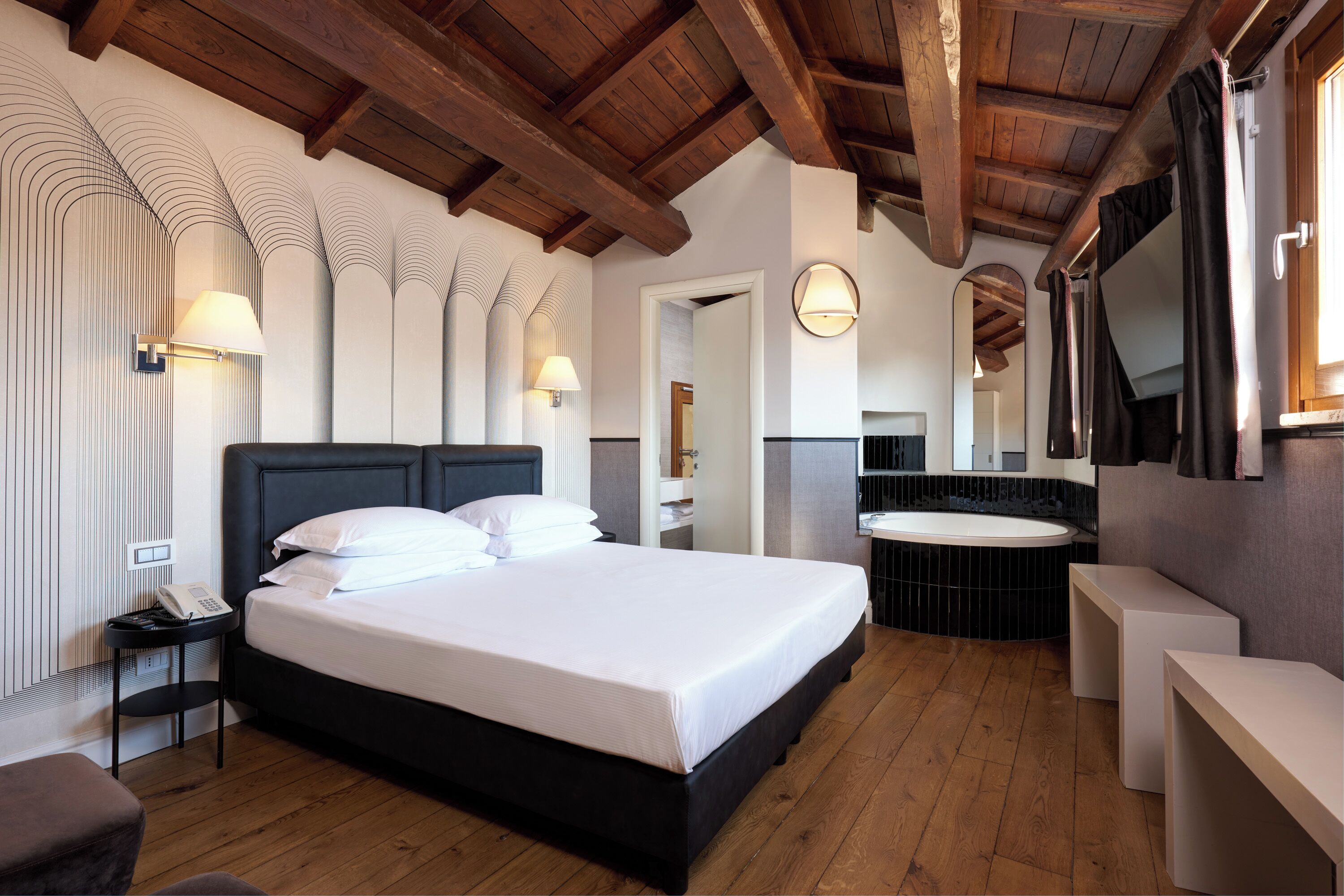 Superior Suite | Minibar, in-room safe, blackout drapes, soundproofing