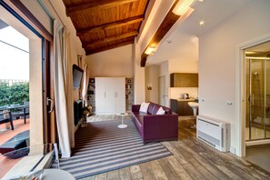 Minibar, värdeförvaringsskåp på rummet och mörkläggningsgardiner