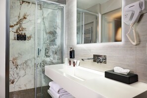 Free toiletries, hair dryer, slippers, bidet -  Hotel Navona Palace Collection (Rome)
