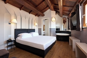 Superior Suite | Minibar, in-room safe, blackout drapes, soundproofing