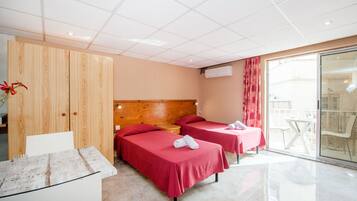 Habitación estándar doble | Caja fuerte, tabla de planchar con plancha, cunas gratuitas