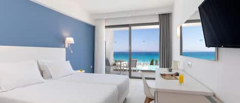 Dobbelt- eller tomannsrom – standard, sjøutsikt | Skrivebord, blendingsgardiner og barnesenger (inkludert)