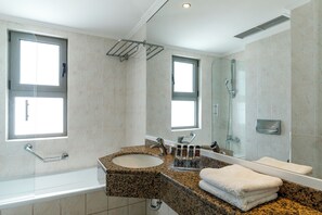 Standard-Doppel- oder -Zweibettzimmer, eingeschränkter Meerblick | Badezimmer | Kostenlose Toilettenartikel, Haartrockner, Handtücher