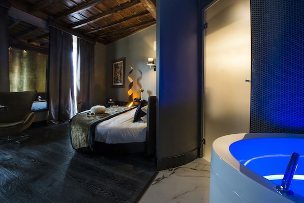 Junior Suite, 1 King Bed, City View