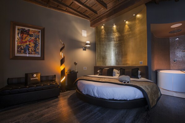 Junior Suite, 1 King Bed, City View | Premium bedding, down comforters, in-room safe, desk