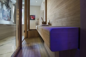 Suite, 1 King Bed | Bathroom amenities