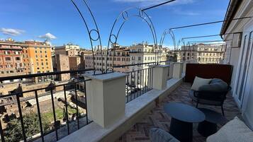 Executive Double Room, 1 King Bed, Balcony, City View | Balcony