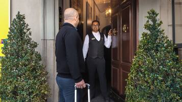 Entrada d'hotel amb un rètol que diu "TORRE ARGENTINA RELAIS".