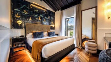 Quarto casal executivo, 1 cama King, sacada, vista para a cidade | Roupas de cama premium, edredons de pluma, cofres nos quartos