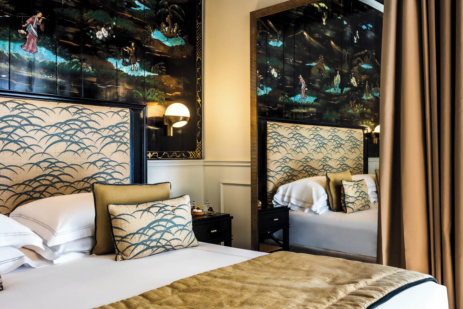 Ein Hotelzimmer mit einem großen Bett, einem Nachttisch, einem Spiegel und einer Wand mit einem Wandgemälde zum Thema Natur.
