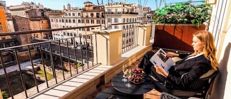 Executive Double Room, 1 Katil Raja (King), Balcony, City View | Teres/patio