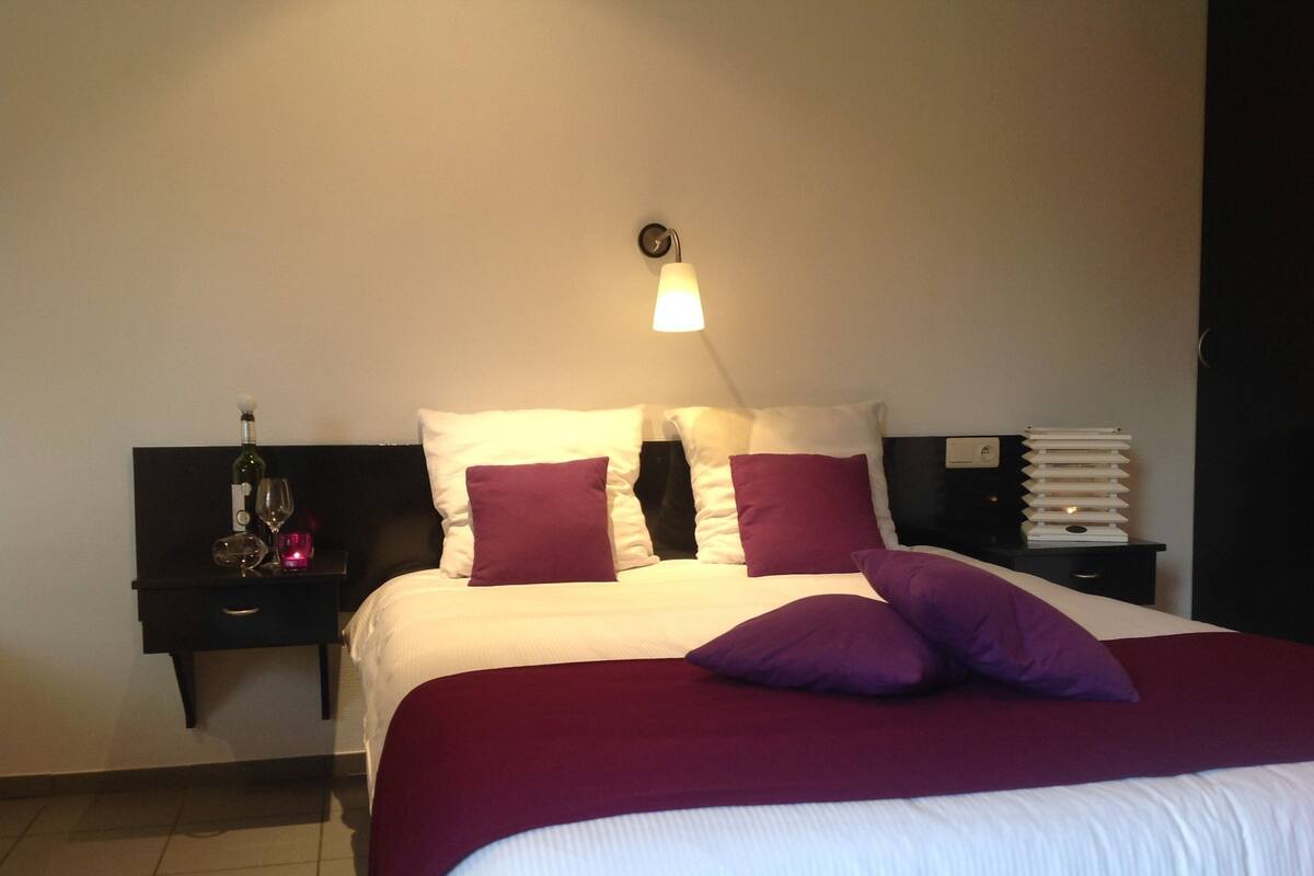 Desk, free cots/infant beds, free WiFi