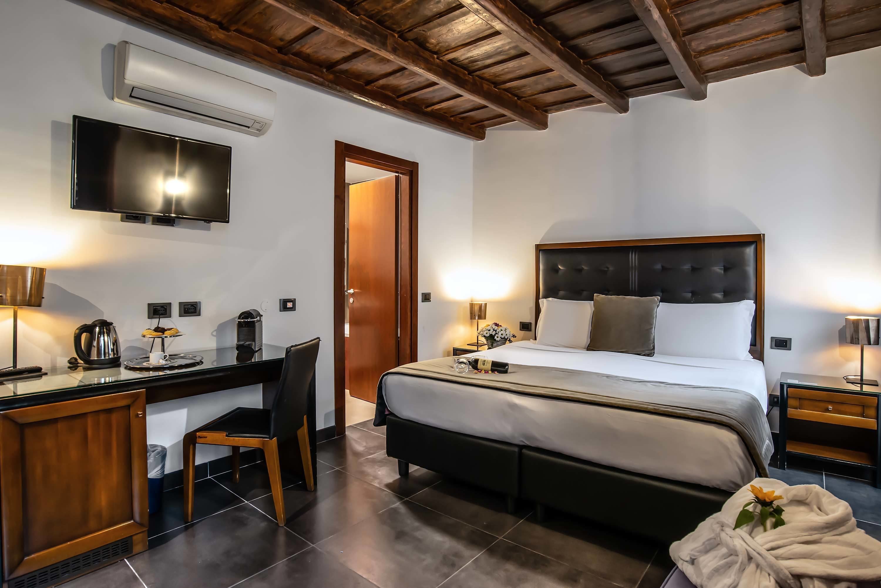 Standard Double Room | Hypo-allergenic bedding, minibar, in-room safe, blackout curtains