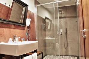 Family Room | Bathroom | Shower, free toiletries, hair dryer, bidet