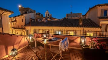 Habitación Deluxe doble, terraza, vistas a la ciudad | Vistas a la ciudad