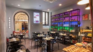 Desayuno continental (EUR 10 por persona)
