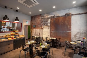 Daily continental breakfast (EUR 10 per person)