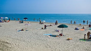 Privatstrand, Liegestühle, Sonnenschirme, Strandtücher