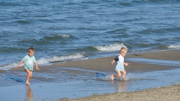 Spiaggia privata, lettini da mare, ombrelloni, teli da spiaggia