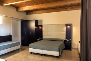 Driepersoonskamer | Een minibar, een kluis op de kamer, een bureau, verduisterende gordijnen