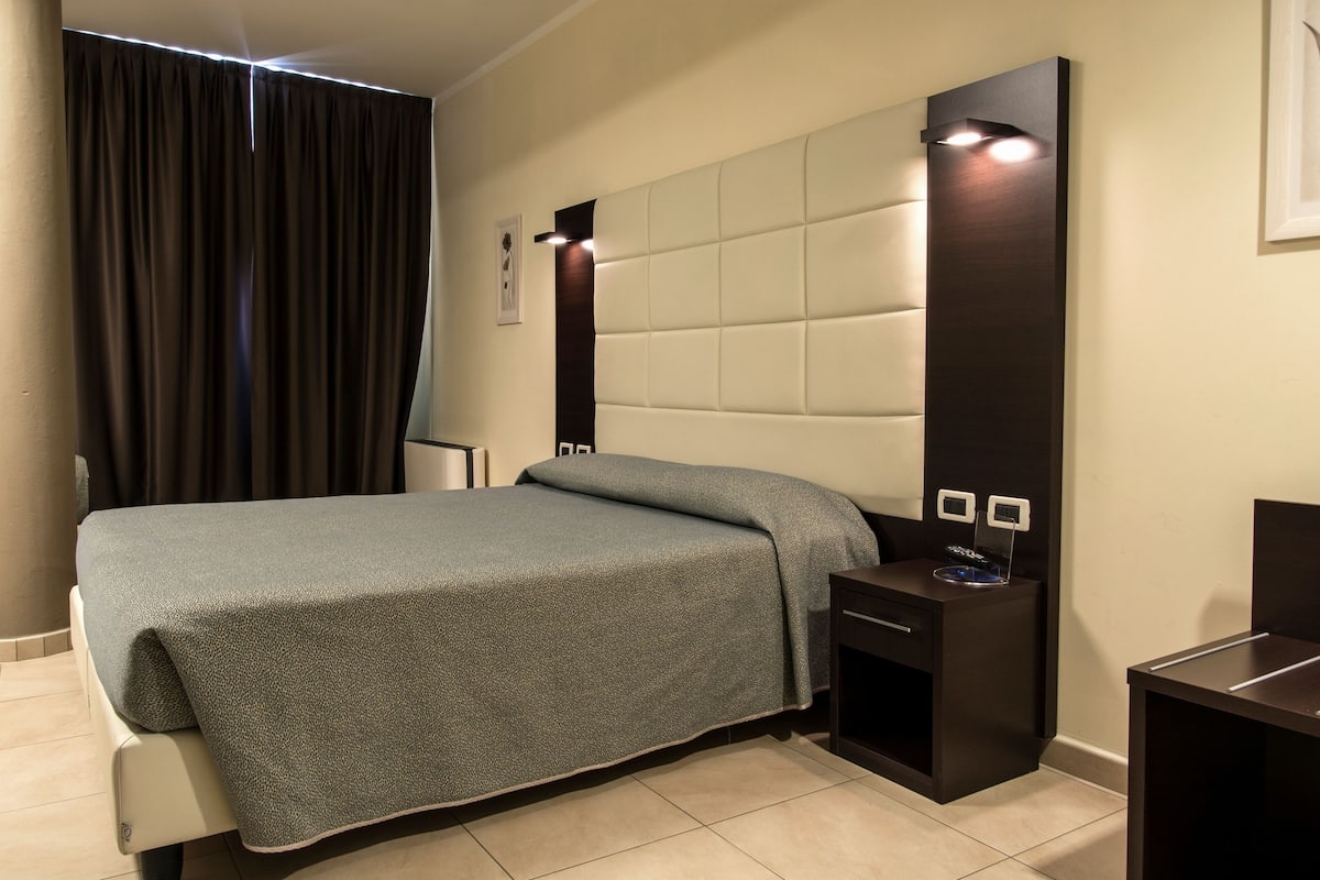 Minibar, coffres-forts dans les chambres, bureau, rideaux occultants