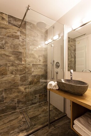 Double Room | Bathroom | Shower, hair dryer, towels - Natur Residenz Anger Alm (Sankt Leonhard im Pitztal)