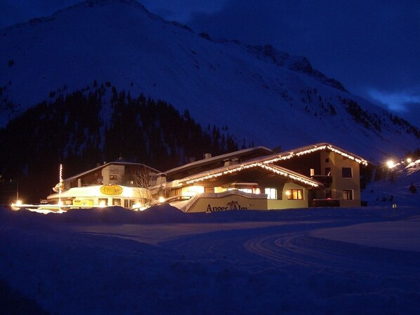 Fassade der Unterkunft – Abend/Nacht