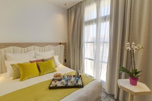 Premium bedding, pillow-top beds, in-room safe, desk - Best Western Plus Hotel Comedie Saint-Roch (Montpellier)