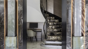 A modern interior with a curved staircase, a desk, and a chair. - Best Western Plus Hotel Comedie Saint-Roch (Montpellier)