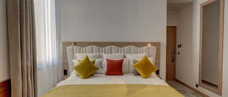 Superior Suite, 1 King Bed, Bathtub | Premium bedding, pillowtop beds, in-room safe, desk